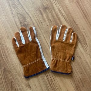 Mens work gloves.